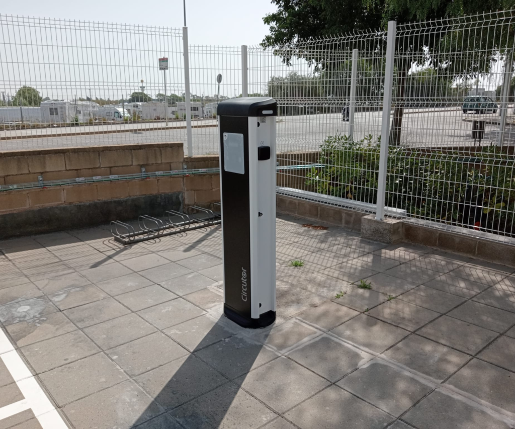 Punto o estación de recarga de vehículo eléctrico en parquing privado de empresa