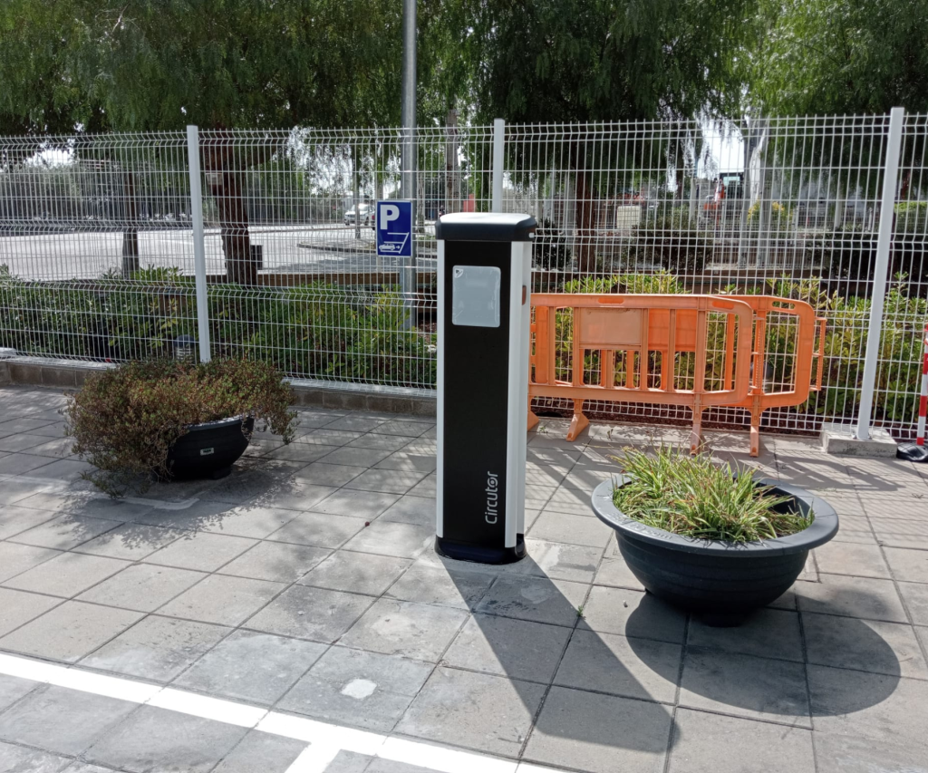 Punto o estación de recarga de vehículo eléctrico en parquing privado de empresa